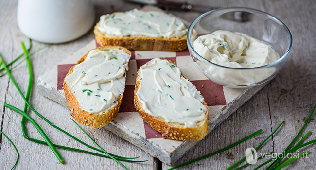 Formaggio vegan spalmabile all'erba cipollina