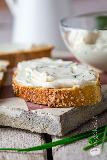Formaggio vegan spalmabile all'erba cipollina