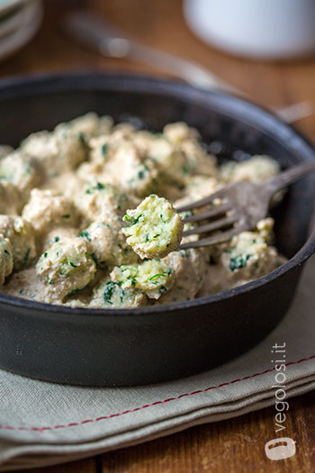 Gnocchi di cous cous agli spinaci con sugo alle noci