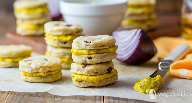 Biscotti salati vegani alle cipolle rosse e mandorle con hummus al curry