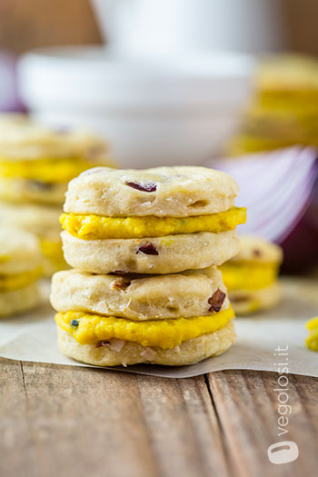 Biscotti salati vegani alle cipolle rosse e mandorle con hummus al curry