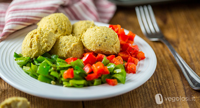 Falafel di hummus alle erbe con peperoni e friggitelli