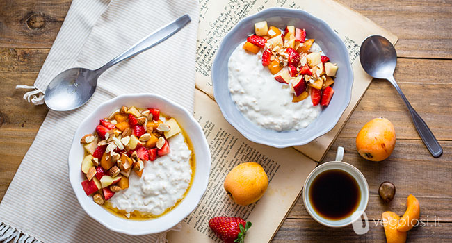 Porridge senza cottura alle fragole e nespole