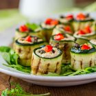 Rotolini di zucchina con hummus classico e peperoni