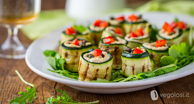 Rotolini di zucchina con hummus classico e peperoni