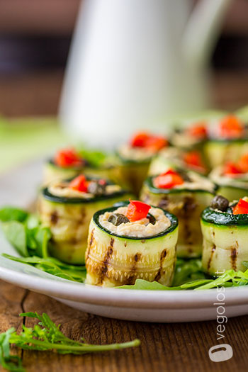 Rotolini di zucchina con hummus classico e peperoni