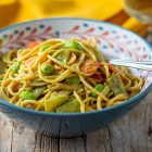 Spaghetti integrali con hummus al curry, carote e taccole