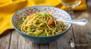 Spaghetti integrali con hummus al curry, carote e taccole