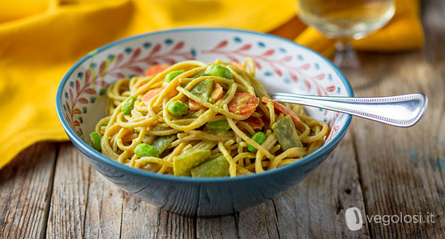 Spaghetti integrali con hummus al curry, carote e taccole