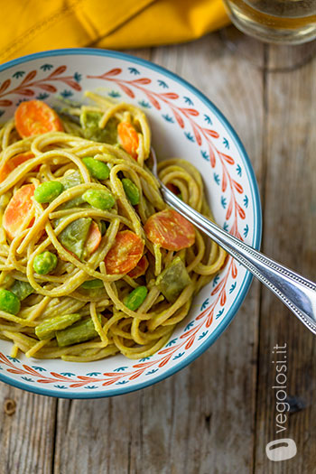 Spaghetti integrali con hummus al curry, carote e taccole