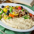 Insalata di farro estiva con hummus alle erbe