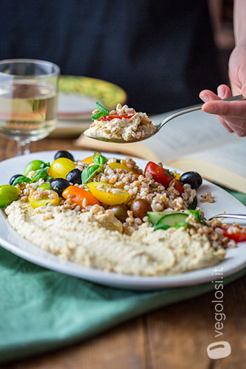 Insalata di farro estiva con hummus alle erbe