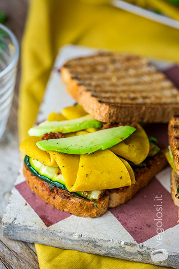 Toast con affettato di lupino, patè di pomodori secchi e zucchine