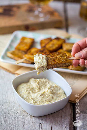 Tofu all'aceto balsamico e rosmarino con hummus alle erbe
