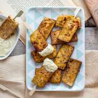 Tofu all'aceto balsamico e rosmarino con hummus alle erbe