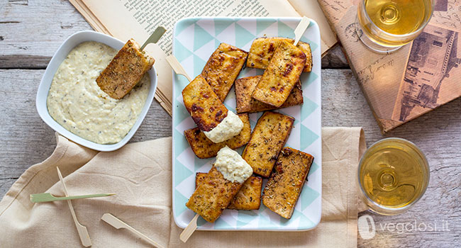 Tofu all'aceto balsamico e rosmarino con hummus alle erbe