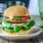 Burger vegano con crema di melanzane alle mandorle