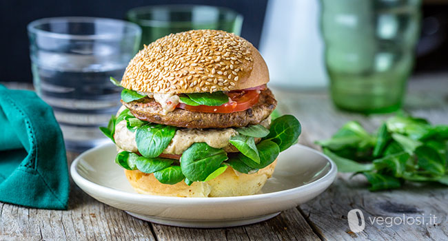 Burger vegano con crema di melanzane alle mandorle