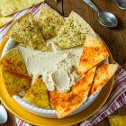 Chips di piadina con hummus classico
