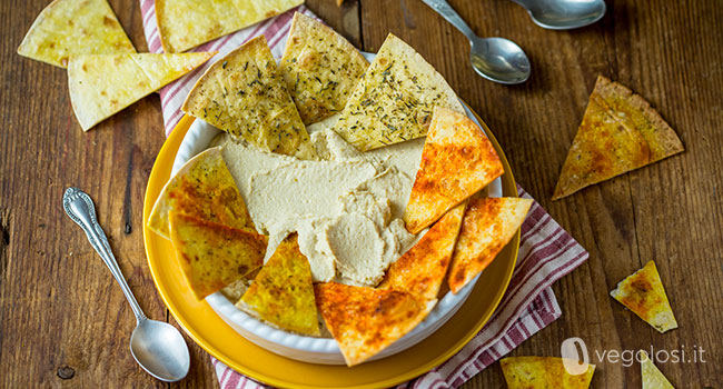 Chips di piadina con hummus classico