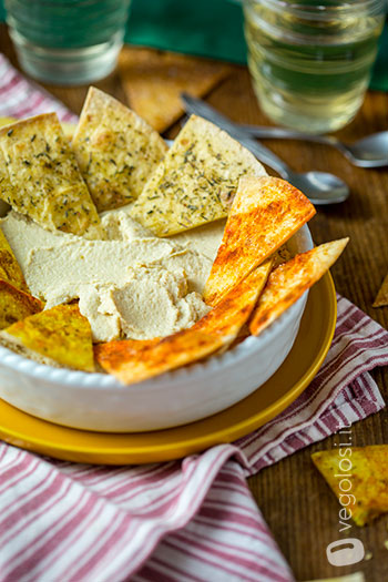 Chips di piadina con hummus classico