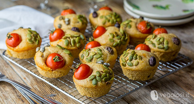 Muffin salati vegan con hummus alle erbe