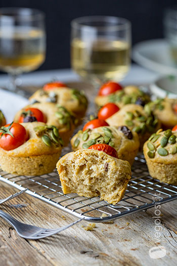 Muffin salati vegan con hummus alle erbe