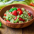 Insalata di orzo con fragole e datterini al pesto