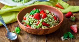 Insalata di orzo con fragole e datterini al pesto