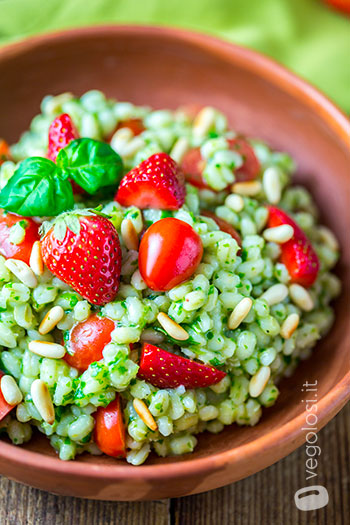 Insalata di orzo con fragole e datterini al pesto