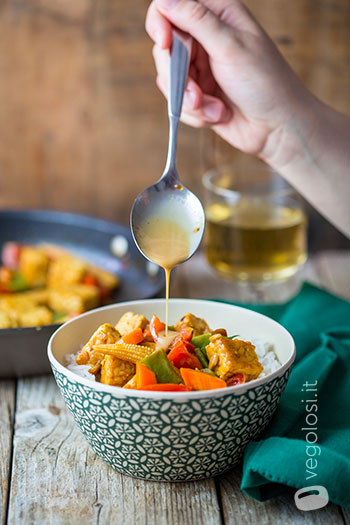 Tempeh in padella con verdure miste e riso basmati