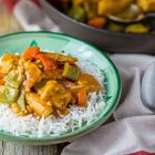 Tempeh in padella con verdure miste e riso basmati