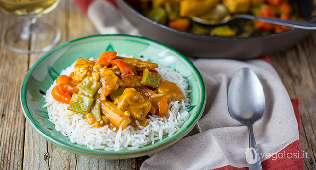 Tempeh in padella con verdure miste e riso basmati