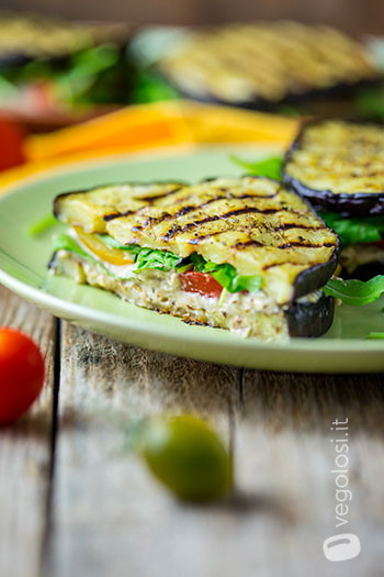Burger di melanzane con hummus alle erbe e noci