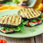 Burger di melanzane con hummus alle erbe e noci