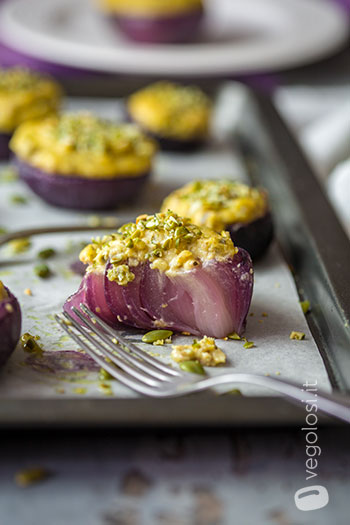 Cipolle rosse ripiene di hummus di ceci e capperi