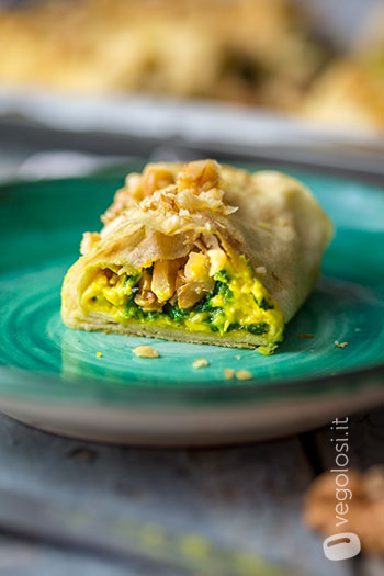 Involtini di pane carasau con hummus al curry, spinaci e noci
