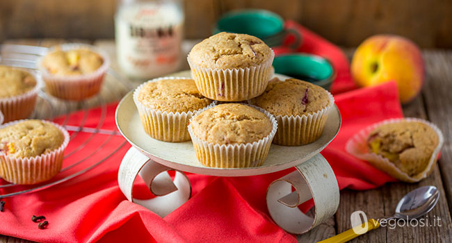 Muffin vegani alle pesche e chiodi di garofano