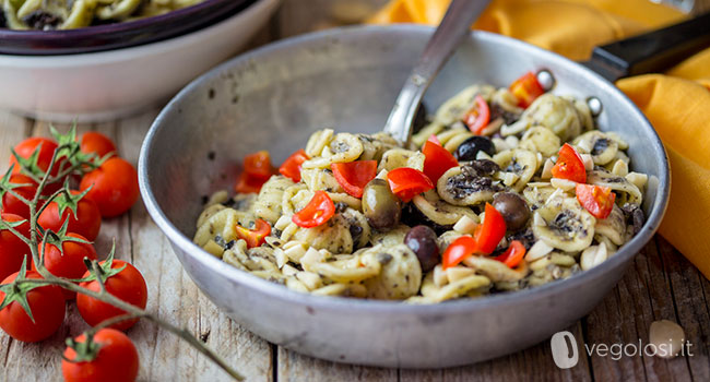 Orecchiette con crema di hummus alle olive e mandorle