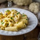 Rigatoni con cavolfiore piccante e hummus alle erbe