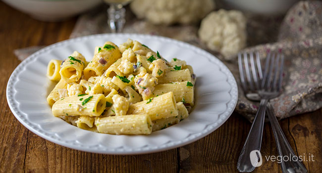 Rigatoni con cavolfiore piccante e hummus alle erbe