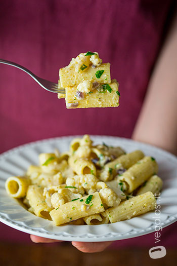 Rigatoni con cavolfiore piccante e hummus alle erbe