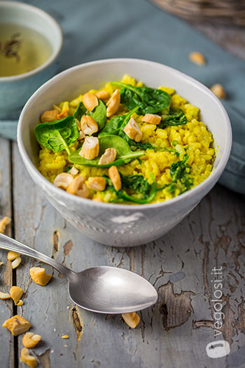 Riso freddo morbido con hummus al curry e spinacini