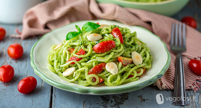 Spaghetti di daikon con pesto di basilico alle mandorle