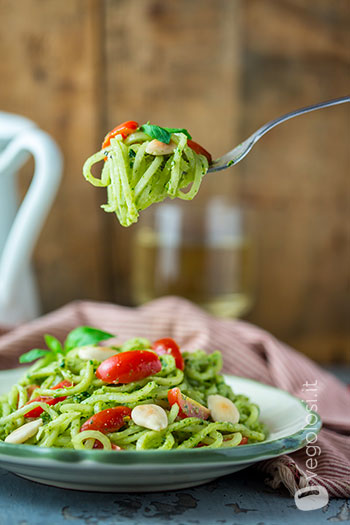 Spaghetti di daikon con pesto di basilico alle mandorle