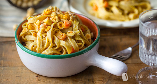 Tagliatelle con crema di hummus alle erbe, zucca e carote