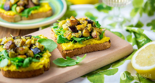 Panino con hummus al currry e melanzane alla menta