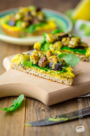 Panino con hummus al currry e melanzane alla menta