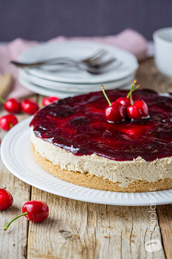 Torta fredda vegana con confettura di ciliegie