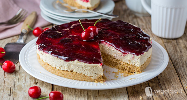 Torta fredda vegana con confettura di ciliegie